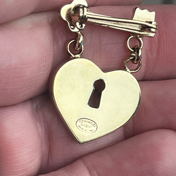 Authentic Chanel Brooch Coco Mark Heart Key - Colour Stone Pink- 24k Gold Plated - Picture 10 of 12